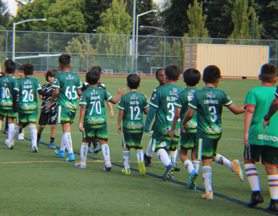 Jugadores jóvenes de fútbol entrenando juntos al aire libre